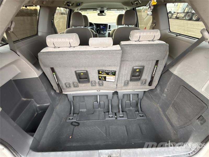Toyota Sienna AWD Minivan Kistehergépjárművek