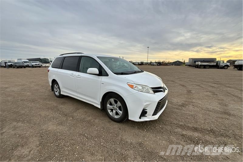 Toyota Sienna AWD Minivan Kistehergépjárművek