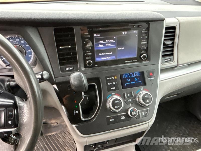 Toyota Sienna AWD Minivan Kistehergépjárművek