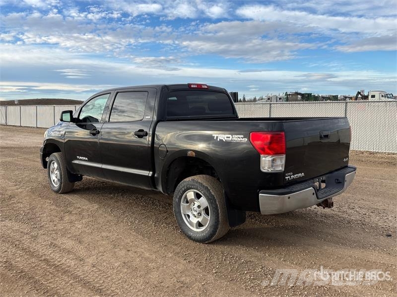 Toyota Tundra 4x4 Crew Cab Pickup Outros