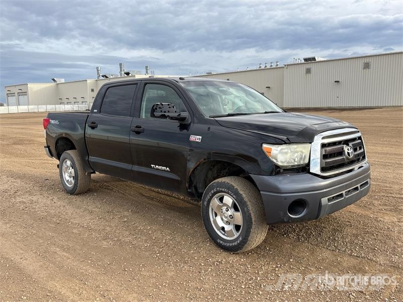 Toyota Tundra 4x4 Crew Cab Pickup Outros