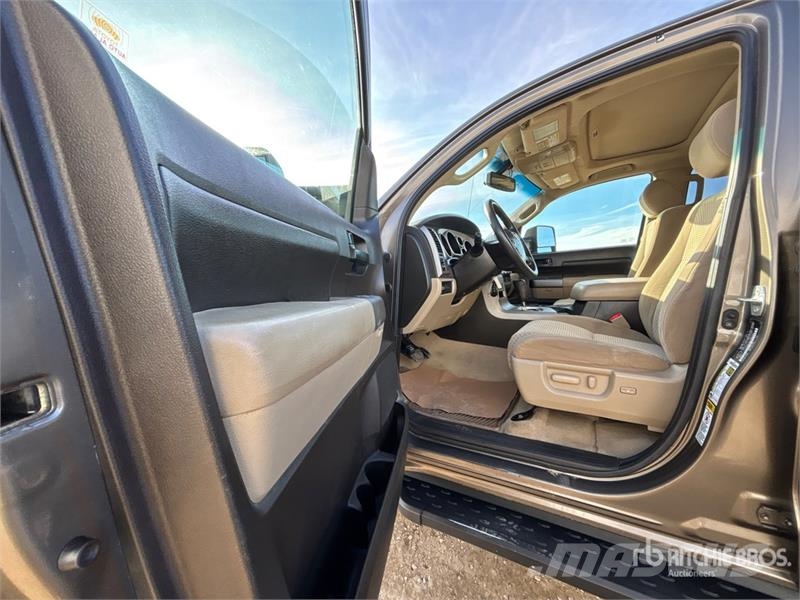 Toyota Tundra 4x4 Crew Cab Pickup Muu