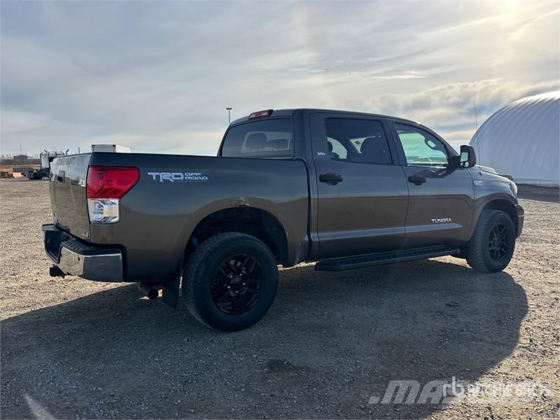 Toyota Tundra 4x4 Crew Cab Pickup Muu
