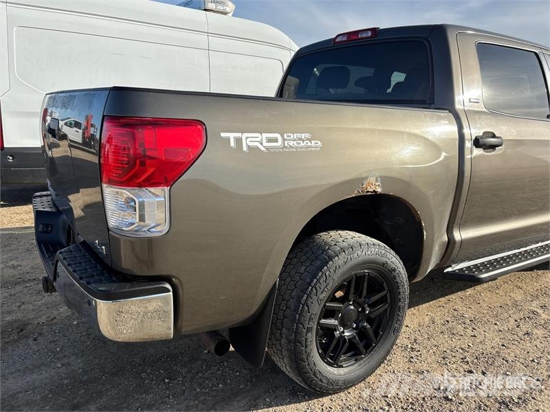 Toyota Tundra 4x4 Crew Cab Pickup Muu