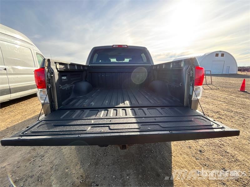 Toyota Tundra 4x4 Crew Cab Pickup Muu