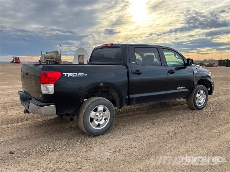 Toyota Tundra 4x4 Crew Cab Pickup Outros