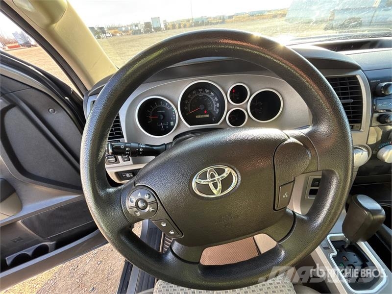 Toyota Tundra 4x4 Crew Cab Pickup Muu