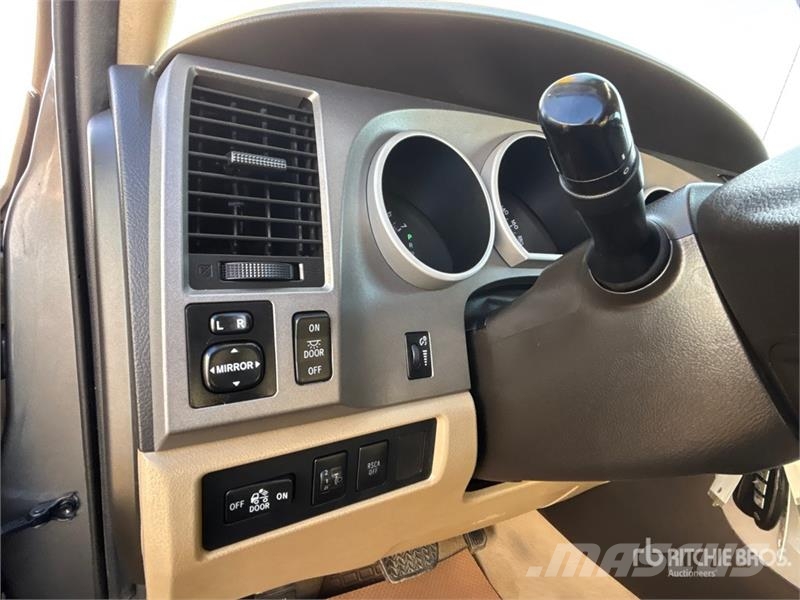 Toyota Tundra 4x4 Crew Cab Pickup Muu