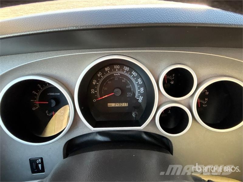 Toyota Tundra 4x4 Crew Cab Pickup Muu