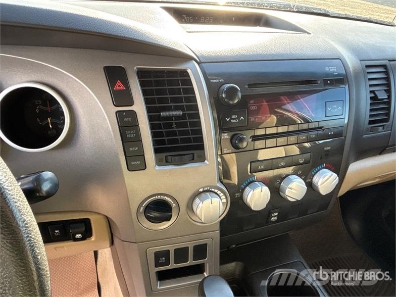 Toyota Tundra 4x4 Crew Cab Pickup Muu