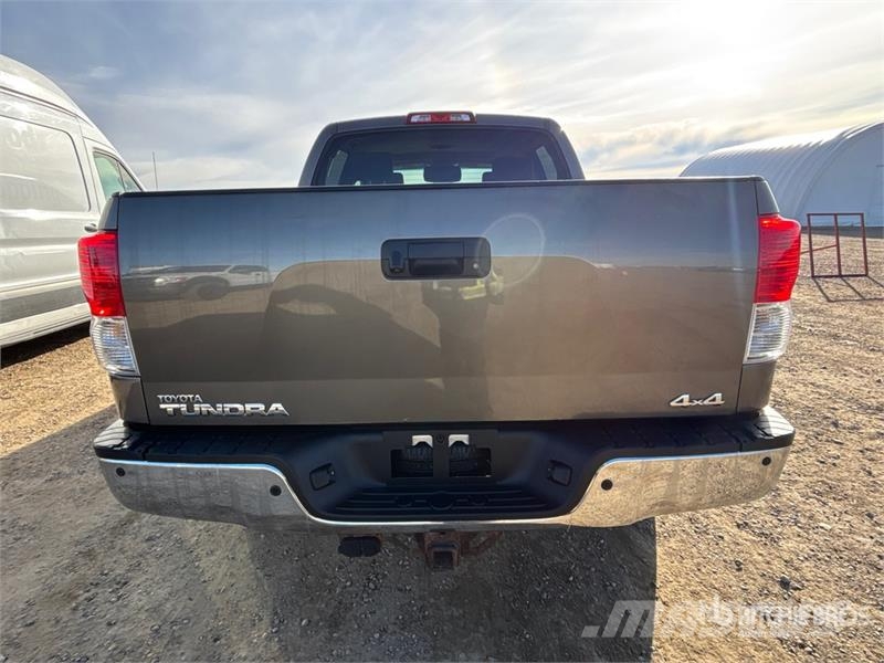 Toyota Tundra 4x4 Crew Cab Pickup Muu