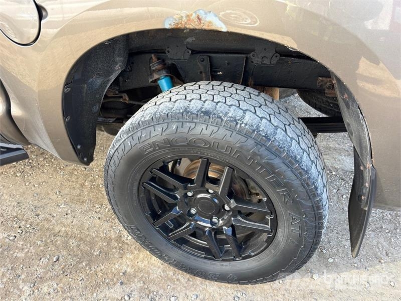 Toyota Tundra 4x4 Crew Cab Pickup Muu
