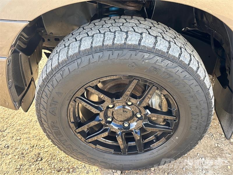 Toyota Tundra 4x4 Crew Cab Pickup Muu