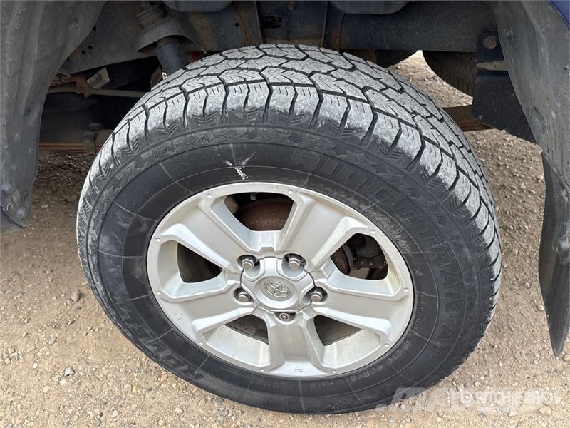 Toyota Tundra SR 4x4 Crew Cab Pickup Інше