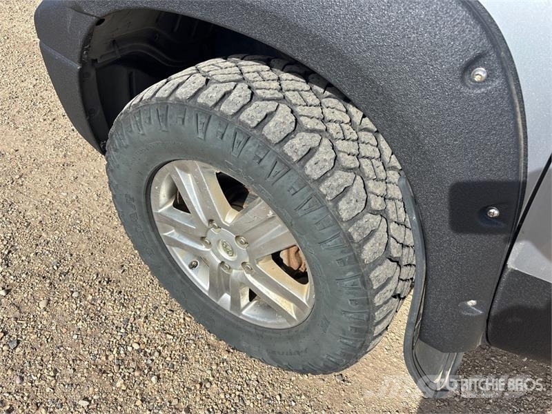 Toyota Tundra SR5 4x4 Crew Cab Pickup Kita