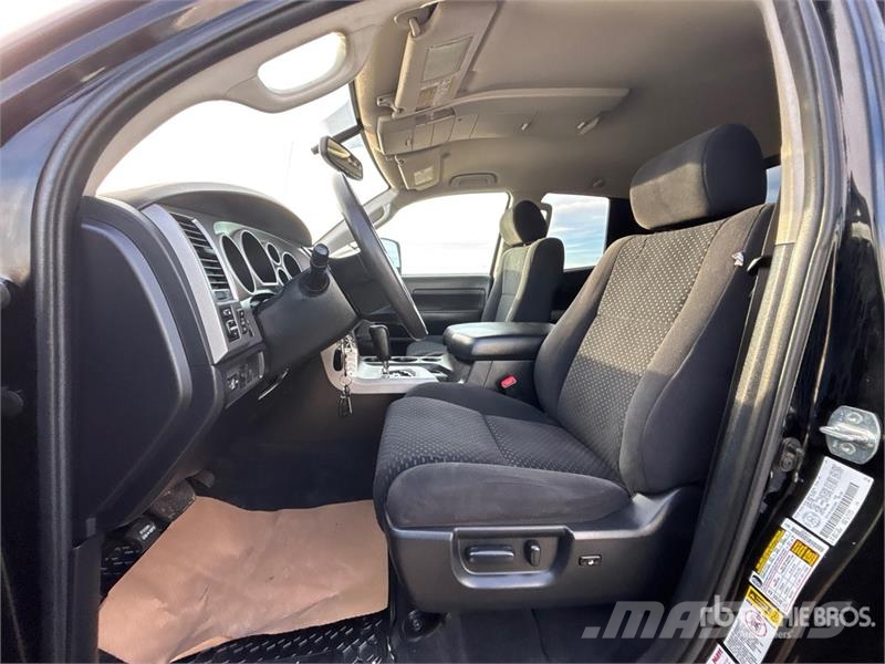 Toyota Tundra SR5 4x4 Crew Cab Pickup Ostalo
