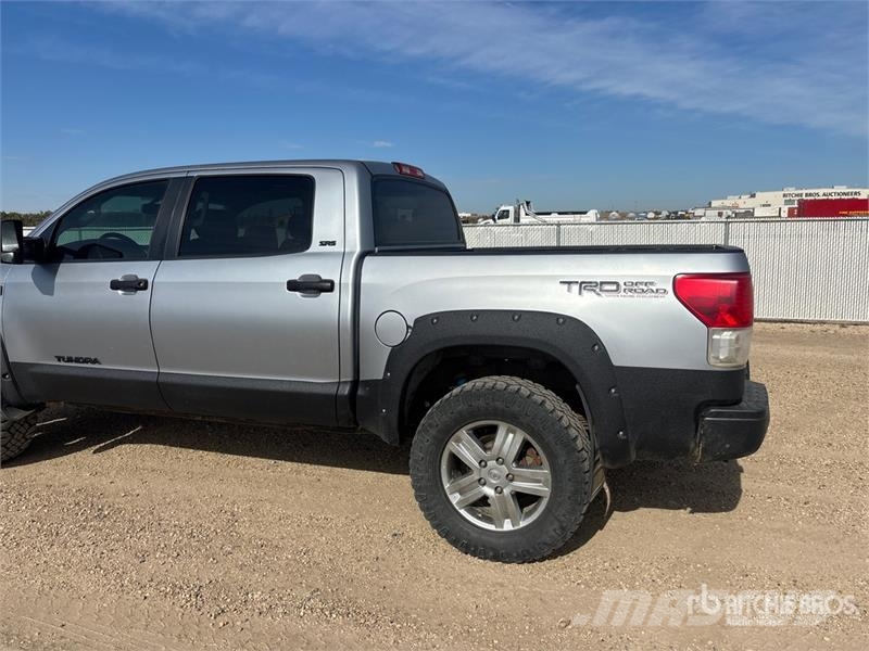 Toyota Tundra SR5 4x4 Crew Cab Pickup Kita