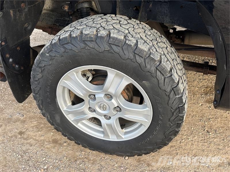 Toyota Tundra SR5 4x4 Crew Cab Pickup Ostalo