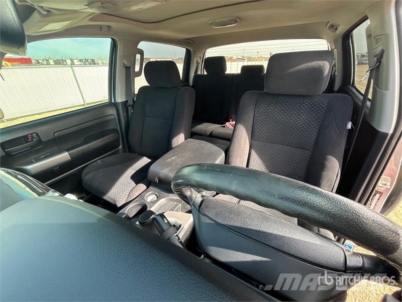 Toyota Tundra SR5 4x4 Crew Cab Pickup Kita