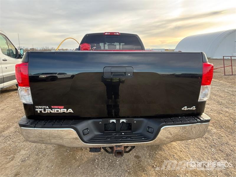 Toyota Tundra SR5 4x4 Crew Cab Pickup Ostalo