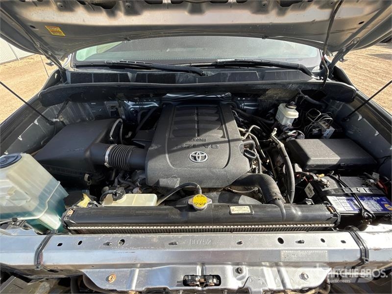 Toyota Tundra SR5 4x4 Crew Cab Pickup Kita