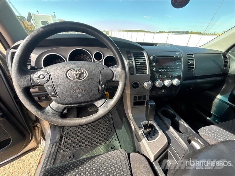 Toyota Tundra SR5 4x4 Crew Cab Pickup Kita