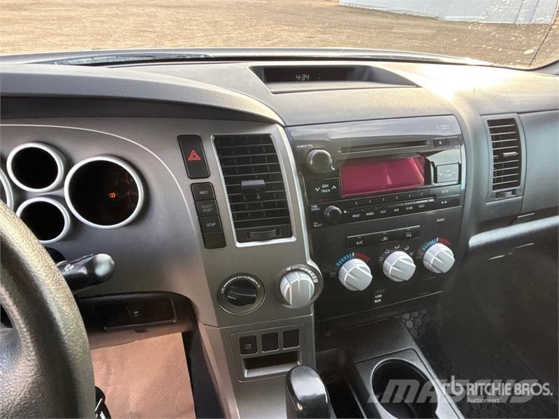 Toyota Tundra SR5 4x4 Crew Cab Pickup Ostalo