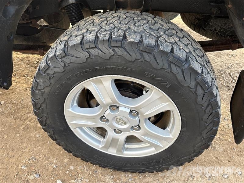 Toyota Tundra SR5 4x4 Crew Cab Pickup Ostalo