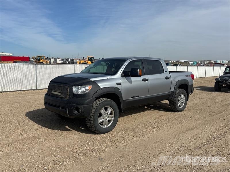 Toyota Tundra SR5 4x4 Crew Cab Pickup Kita