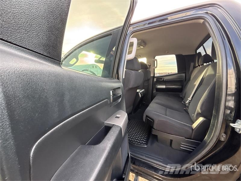 Toyota Tundra SR5 4x4 Crew Cab Pickup Ostalo