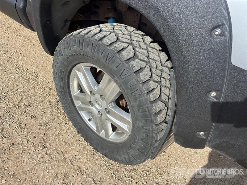 Toyota Tundra SR5 4x4 Crew Cab Pickup Kita