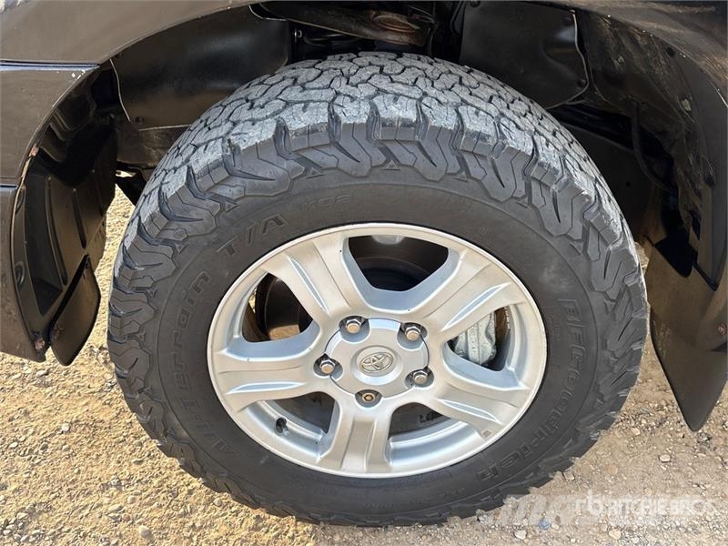 Toyota Tundra SR5 4x4 Crew Cab Pickup Ostalo