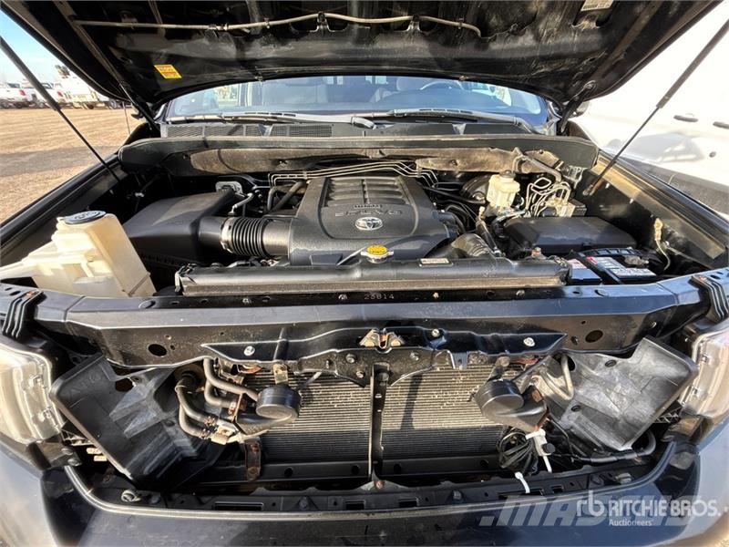 Toyota Tundra SR5 4x4 Crew Cab Pickup Ostalo