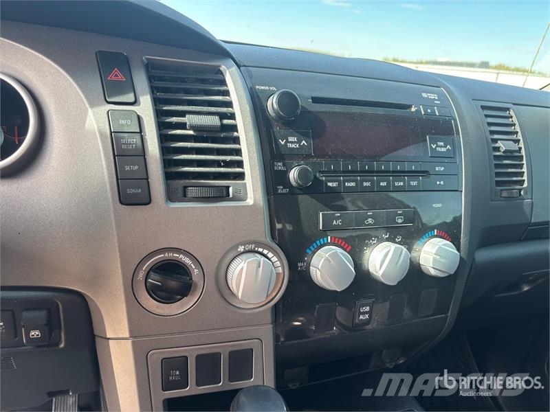 Toyota Tundra SR5 4x4 Crew Cab Pickup Kita