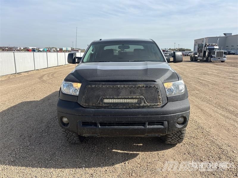 Toyota Tundra SR5 4x4 Crew Cab Pickup Kita