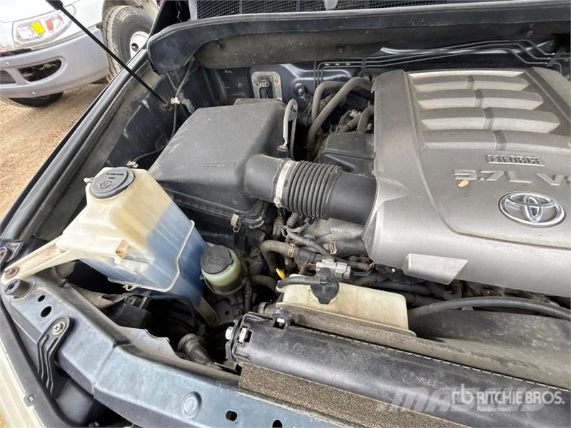 Toyota Tundra SR5 4x4 Crew Cab Pickup Kita