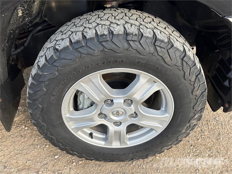 Toyota Tundra SR5 4x4 Crew Cab Pickup Ostalo