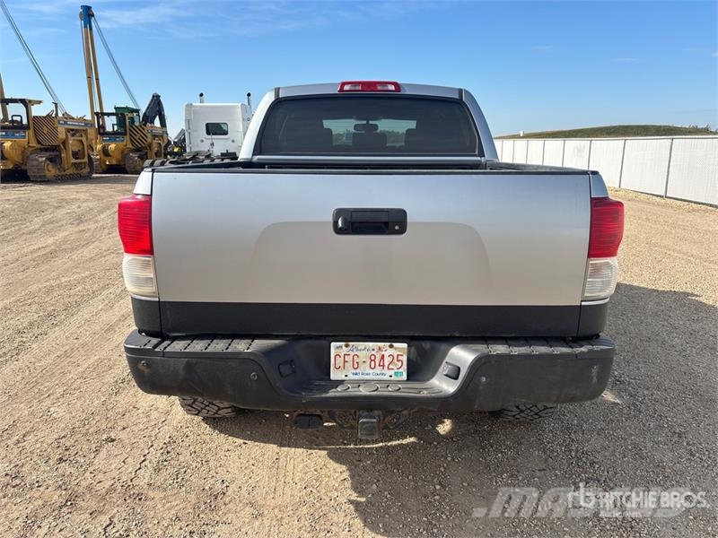 Toyota Tundra SR5 4x4 Crew Cab Pickup Kita