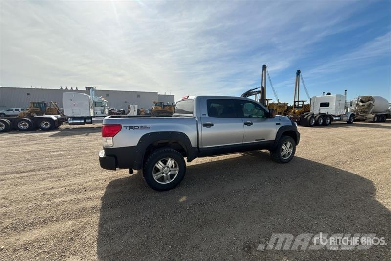 Toyota Tundra SR5 4x4 Crew Cab Pickup Kita