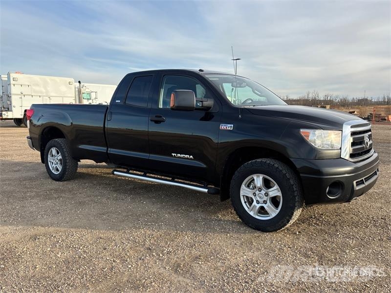 Toyota Tundra SR5 4x4 Crew Cab Pickup Ostalo