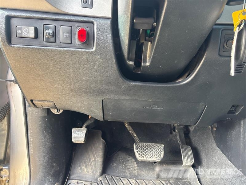 Toyota Tundra SR5 4x4 Crew Cab Pickup Kita