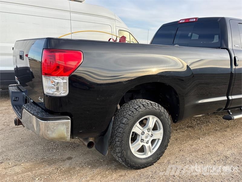 Toyota Tundra SR5 4x4 Crew Cab Pickup Ostalo