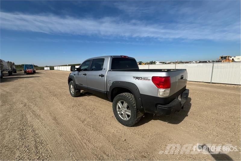Toyota Tundra SR5 4x4 Crew Cab Pickup Kita