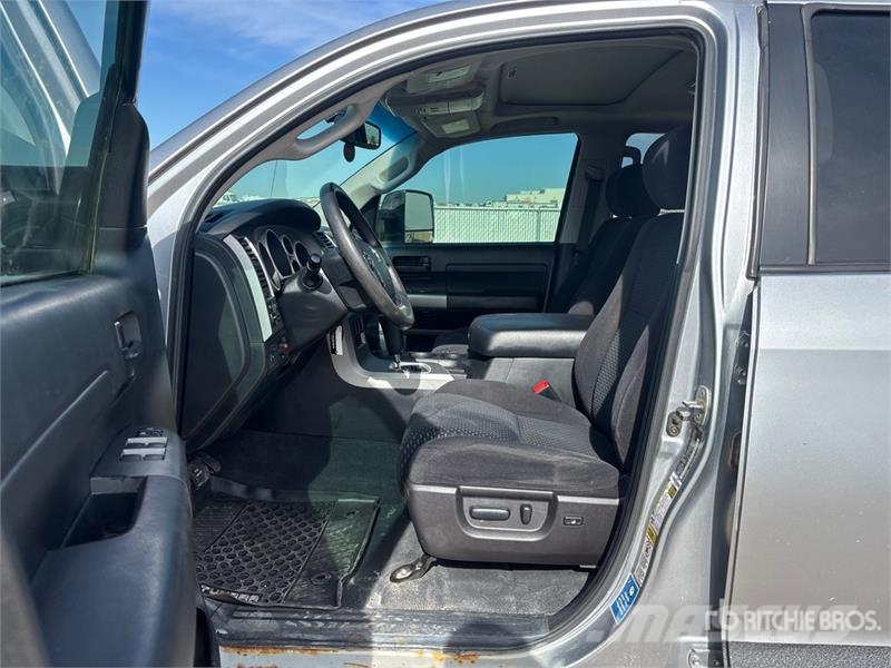 Toyota Tundra SR5 4x4 Crew Cab Pickup Kita