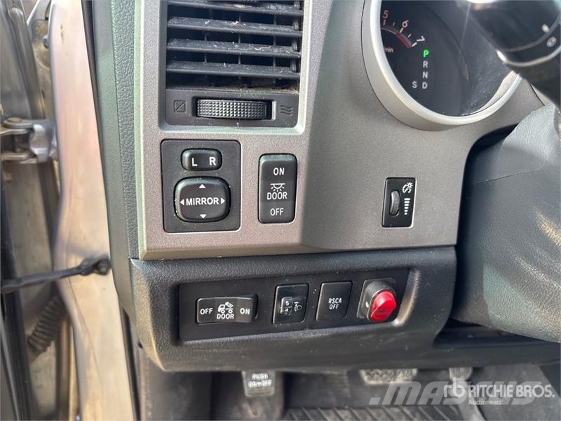 Toyota Tundra SR5 4x4 Crew Cab Pickup Kita