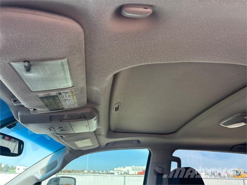 Toyota Tundra SR5 4x4 Crew Cab Pickup Kita