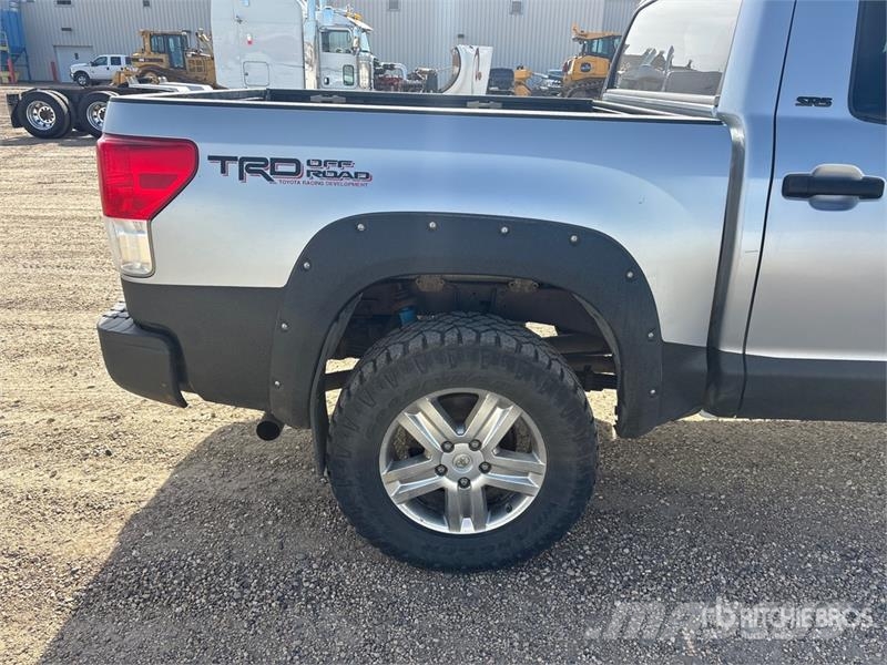 Toyota Tundra SR5 4x4 Crew Cab Pickup Kita