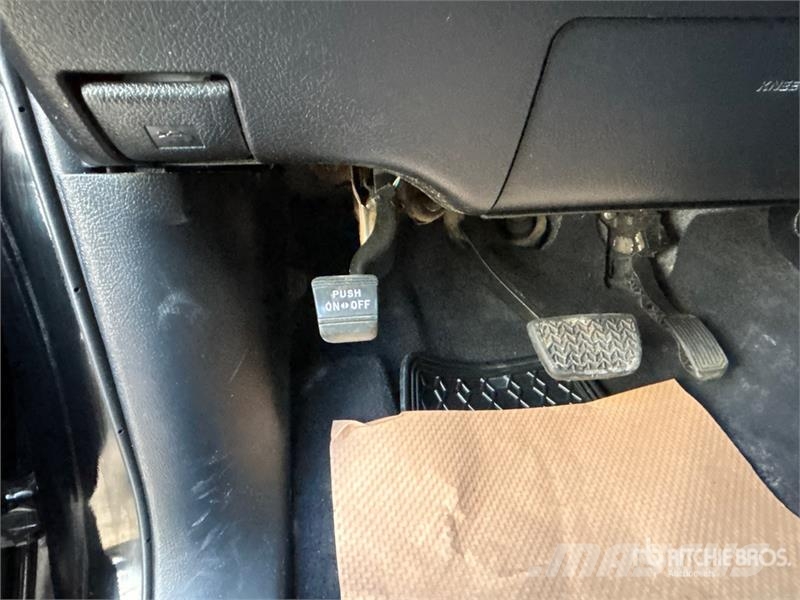 Toyota Tundra SR5 4x4 Crew Cab Pickup Ostalo