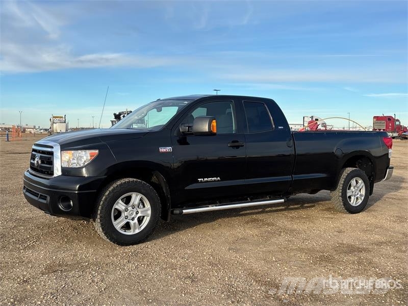 Toyota Tundra SR5 4x4 Crew Cab Pickup Ostalo