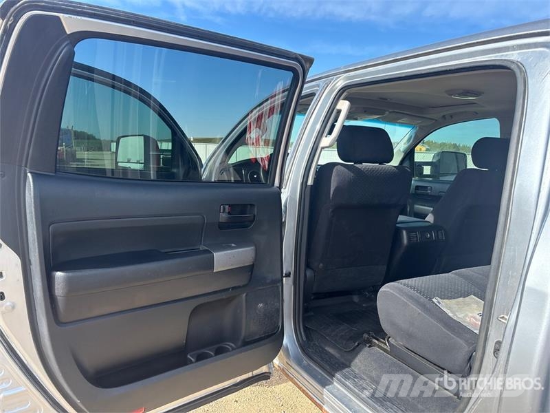 Toyota Tundra SR5 4x4 Crew Cab Pickup Kita